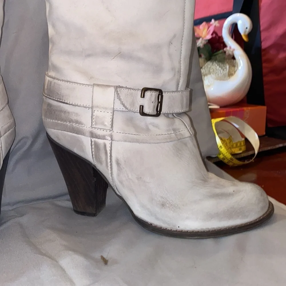 Mia Limited Edition knee high Leather boots, dirty white size 8.5M